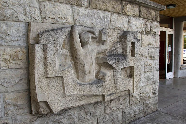 Bas-relief à gauche, vu de trois quarts. © Yves Sancey / Région Bourgogne-Franche-Comté, Inventaire du patrimoine - 2012