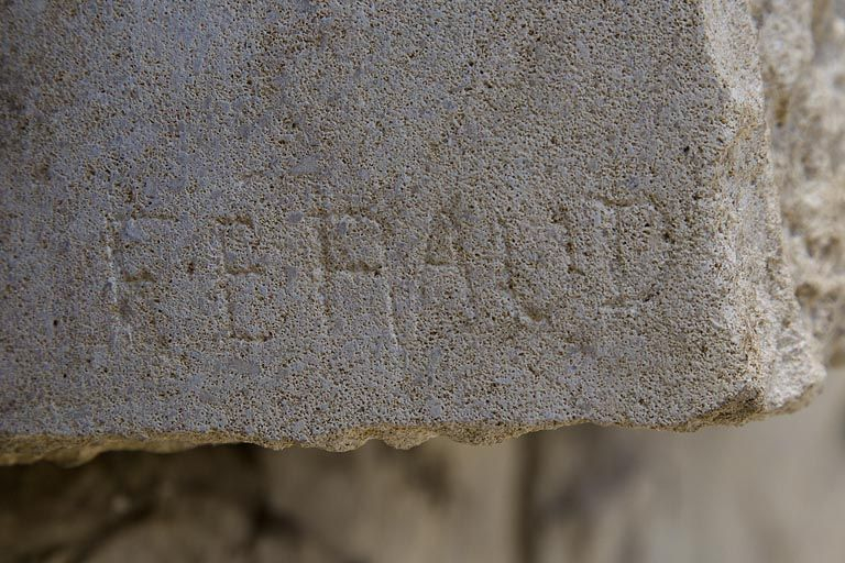 Bas-relief à droite : signature du sculpteur Féraud. © Yves Sancey / Région Bourgogne-Franche-Comté, Inventaire du patrimoine - 2012