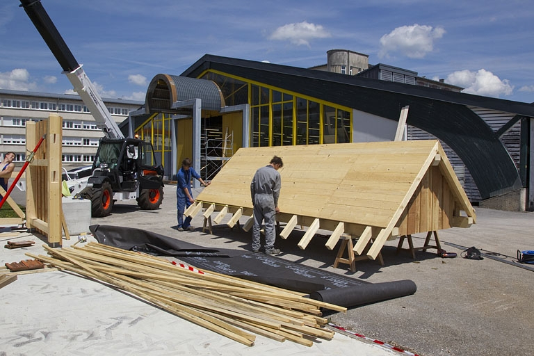 Atelier des métiers du bois et aire de montage : élèves réalisant une toiture. © Yves Sancey / Région Bourgogne-Franche-Comté, Inventaire du patrimoine - 2012