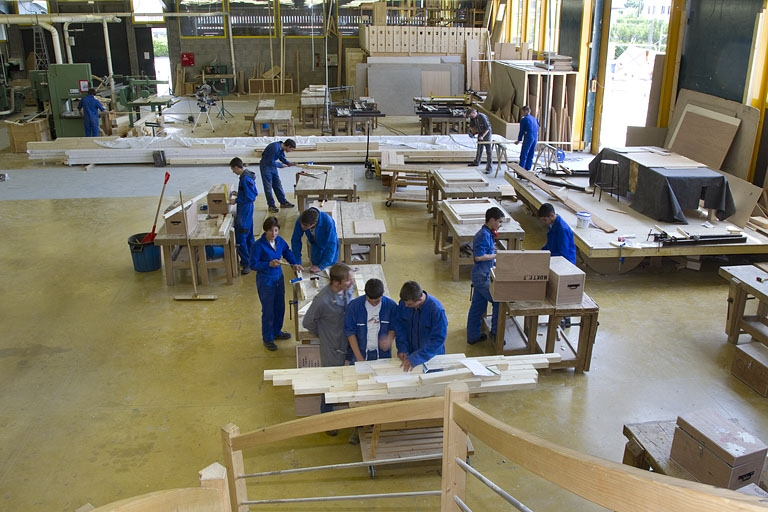 Atelier des métiers du bois : vue plongeante sur les élèves à l'établi. © Yves Sancey / Région Bourgogne-Franche-Comté, Inventaire du patrimoine - 2012