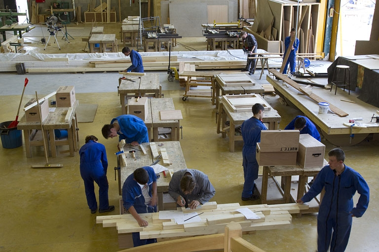 Atelier des métiers du bois : vue plongeante sur les élèves à l'établi. © Yves Sancey / Région Bourgogne-Franche-Comté, Inventaire du patrimoine - 2012