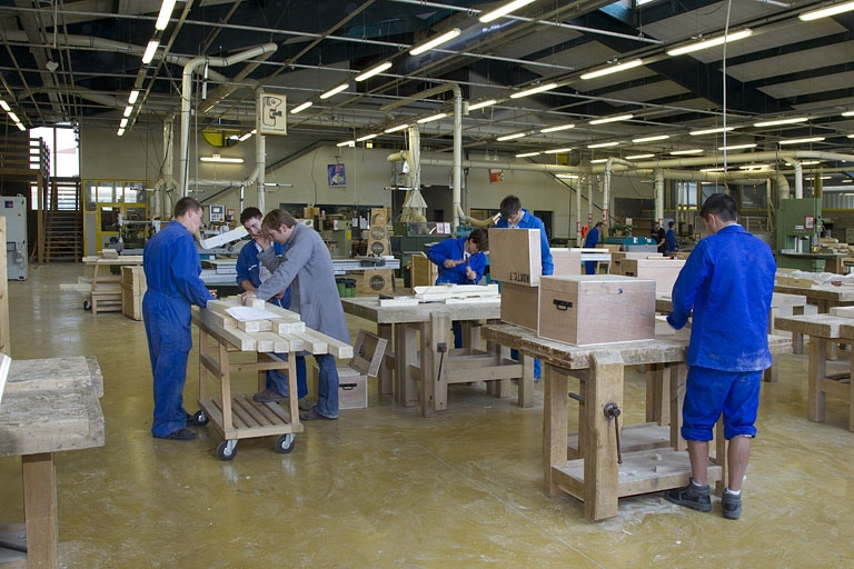 Atelier des métiers du bois : élèves à l'établi. © Yves Sancey / Région Bourgogne-Franche-Comté, Inventaire du patrimoine - 2012