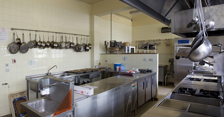 Bâtiment de l'hôtellerie : cuisine pédagogique (nord). © Yves Sancey / Région Bourgogne-Franche-Comté, Inventaire du patrimoine - 2012