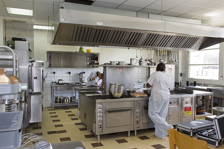 Bâtiment de l'hôtellerie : cuisine pédagogique (sud). © Yves Sancey / Région Bourgogne-Franche-Comté, Inventaire du patrimoine - 2012