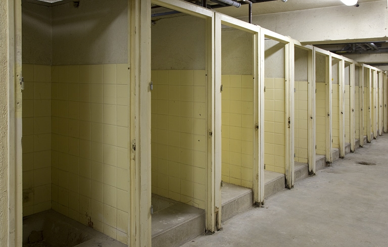 Bâtiment de l'hôtellerie (sous-sol) : bloc sanitaire désaffecté. © Yves Sancey / Région Bourgogne-Franche-Comté, Inventaire du patrimoine - 2012