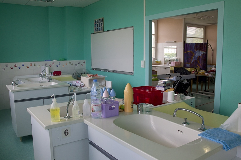 Bâtiment de l'hôtellerie (1er étage), hôpital pédagogique : salle de soins (puériculture). © Yves Sancey / Région Bourgogne-Franche-Comté, Inventaire du patrimoine - 2012