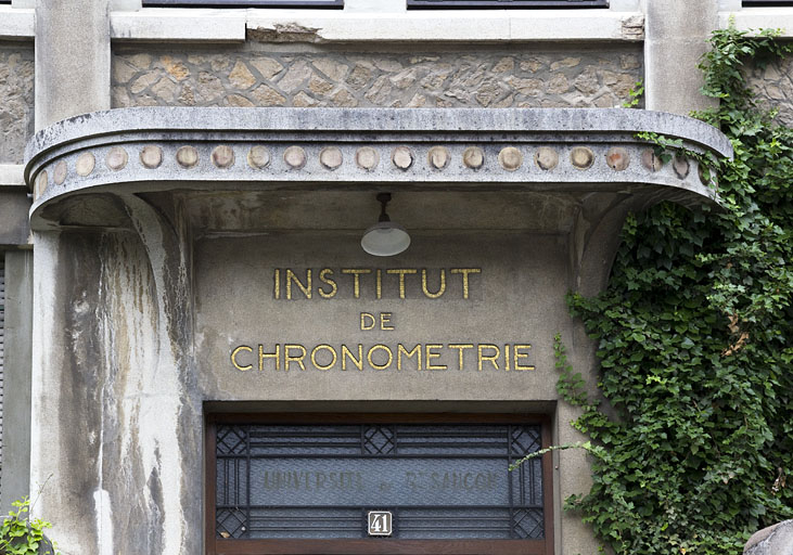Aile sud : inscription sur l'ancienne porte d'entrée de l'Institut de Chronométrie. © Yves Sancey / Région Bourgogne-Franche-Comté, Inventaire du patrimoine - 2012 Aile sud : inscription sur l'ancienne porte d'entrée de l'Institut de Chronométrie. © Yves Sancey / Région Bourgogne-Franche-Comté, Inventaire du patrimoine - 2012