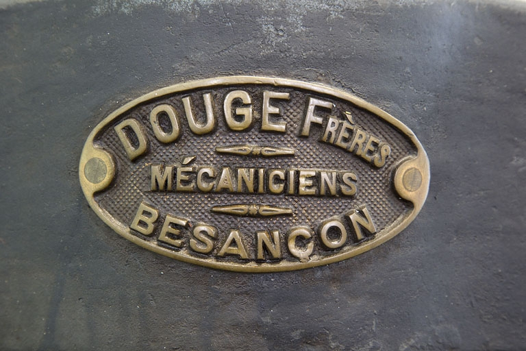 Plaque du constructeur. © Yves Sancey / Région Bourgogne-Franche-Comté, Inventaire du patrimoine - 2012