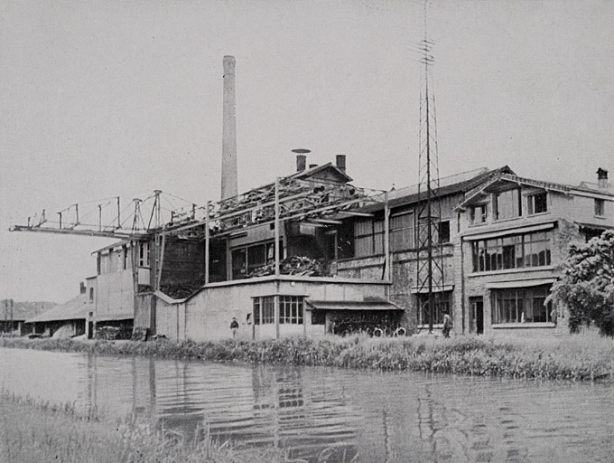 Vue d'ensemble depuis la rive du canal. Photogr., s.n., s.d. [1949]. © Marc  Loukachine (reproduction) / Région Bourgogne-Franche-Comté, Inventaire du patrimoine - 2012