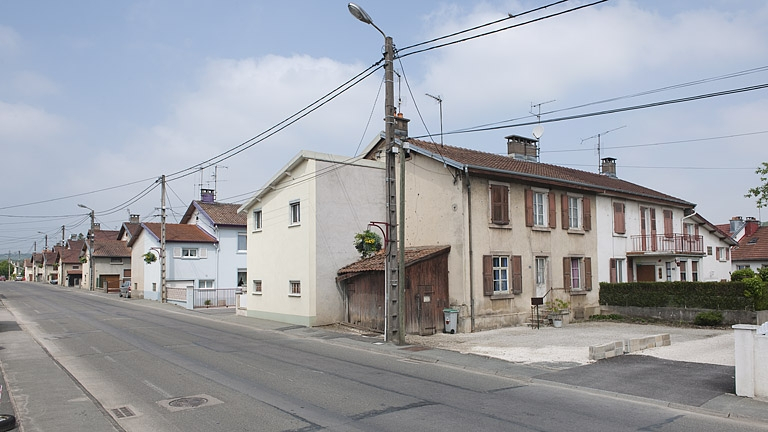 Cité ouvrière. Vue d'ensemble depuis la route départementale. © Jérôme Mongreville / Région Bourgogne-Franche-Comté, Inventaire du patrimoine - 2012