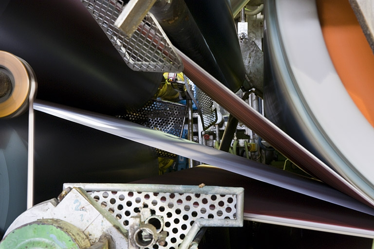 Passage de la feuille de papier entre les cylindres de pressage et d'égouttage. Vue de face. © Jérôme Mongreville / Région Bourgogne-Franche-Comté, Inventaire du patrimoine - 2012