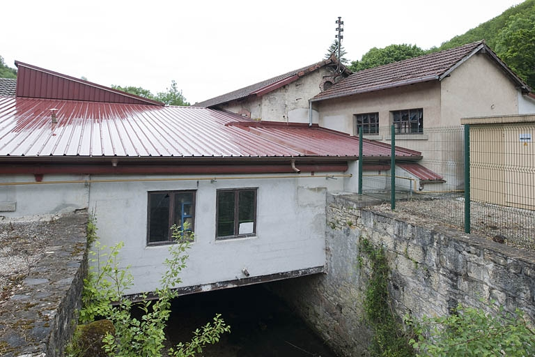 Bâtiment sur l'ancien bief de dérivation. © Jérôme Mongreville / Région Bourgogne-Franche-Comté, Inventaire du patrimoine - 2012