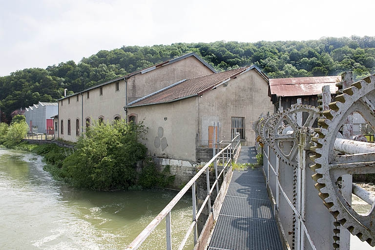 Bâtiment industriel depuis le barrage. © Jérôme Mongreville / Région Bourgogne-Franche-Comté, Inventaire du patrimoine - 2012 Bâtiment industriel depuis le barrage. © Jérôme Mongreville / Région Bourgogne-Franche-Comté, Inventaire du patrimoine - 2012