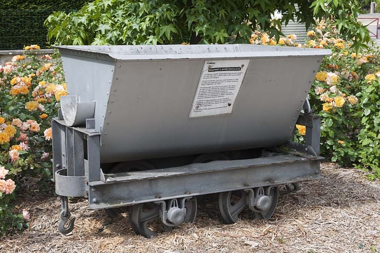Wagonnet servant au transport du laitier vers le crassier, tiré par des locomotives "Decauville" (seul le châsis est d'origine). © Jérôme Mongreville / Région Bourgogne-Franche-Comté, Inventaire du patrimoine - 2012