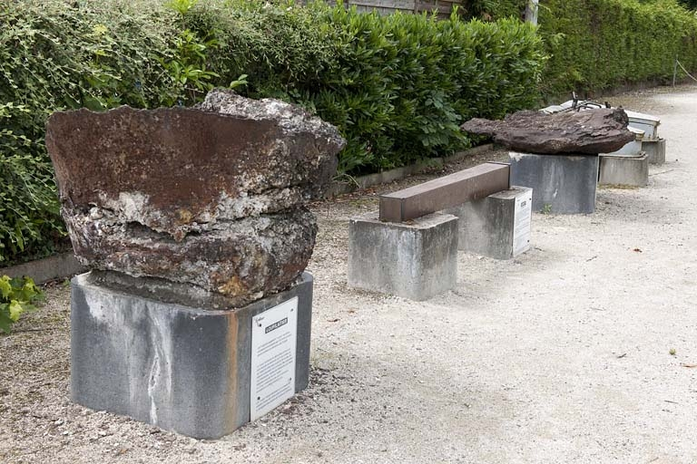 Pièces diverses exposées à proximité du site : loup (ou laitier, résidus agglomérés issus du démoulage) et lingot d'acier. © Jérôme Mongreville / Région Bourgogne-Franche-Comté, Inventaire du patrimoine - 2012