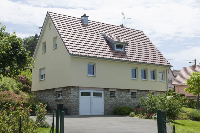 Maison vue de trois quarts rue Robert Bernard. © Jérôme Mongreville / Région Bourgogne-Franche-Comté, Inventaire du patrimoine - 2012