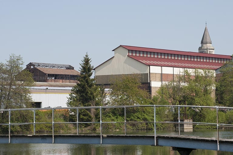 Les bâtiments du gazogène et de l'aciérie depuis le barrage. © Jérôme Mongreville / Région Bourgogne-Franche-Comté, Inventaire du patrimoine - 2012