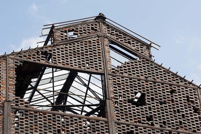 Bâtiment du gazogène. Partie supérieure du pignon ouest. © Jérôme Mongreville / Région Bourgogne-Franche-Comté, Inventaire du patrimoine - 2012