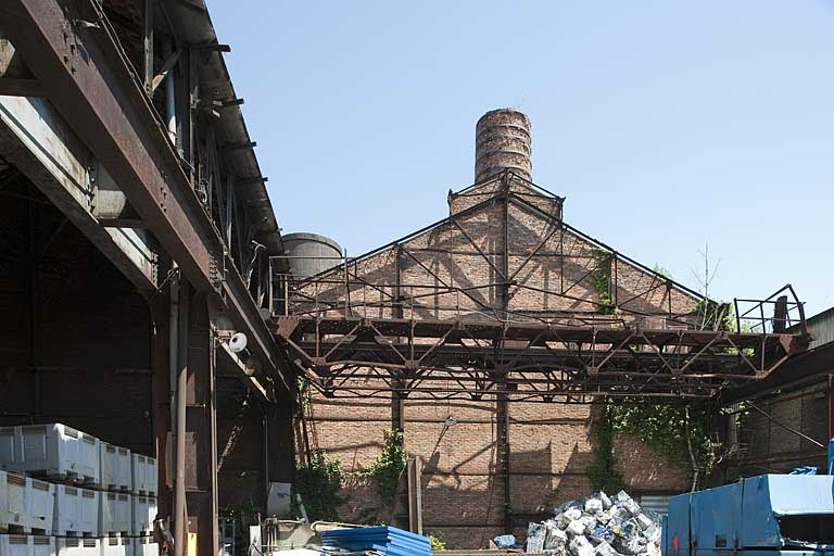 Atelier de laminage (partie découverte). Pignon est et vestiges du pont roulant. © Jérôme Mongreville / Région Bourgogne-Franche-Comté, Inventaire du patrimoine - 2012