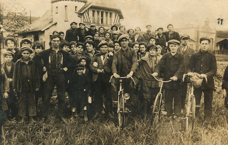 [Groupe d'ouvriers devant la conciergerie de l'usine]. © Raphaël Favereaux / Région Bourgogne-Franche-Comté, Inventaire du patrimoine - 2012