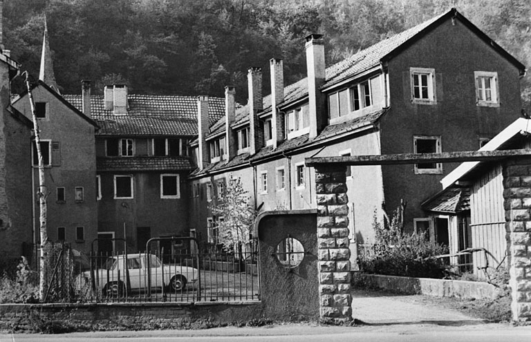 Bâtiments industriels situés à l'ouest de la route nationale. © Raphaël  Favereaux (reproduction) / Région Bourgogne-Franche-Comté, Inventaire du patrimoine - 2012