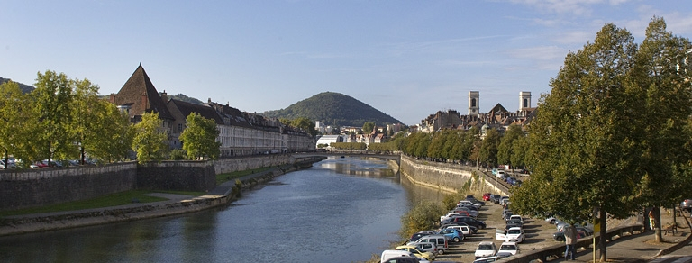 Vue des quais du Doubs, avec la colline de Rosemont à l'arrière plan. © Yves Sancey / Région Bourgogne-Franche-Comté, Inventaire du patrimoine - 2012