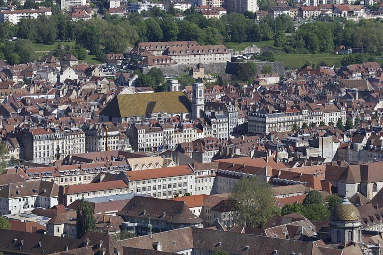 Vue des quais et de l'église de la Madeleine, depuis la colline de Chaudanne. © Yves Sancey / Région Bourgogne-Franche-Comté, Inventaire du patrimoine - 2012