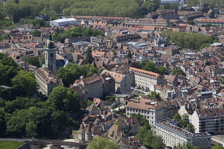 Vue du quartier capitulaire autour de la cathédrale Saint-Jean, depuis la colline de Bregille. © Yves Sancey / Région Bourgogne-Franche-Comté, Inventaire du patrimoine - 2012