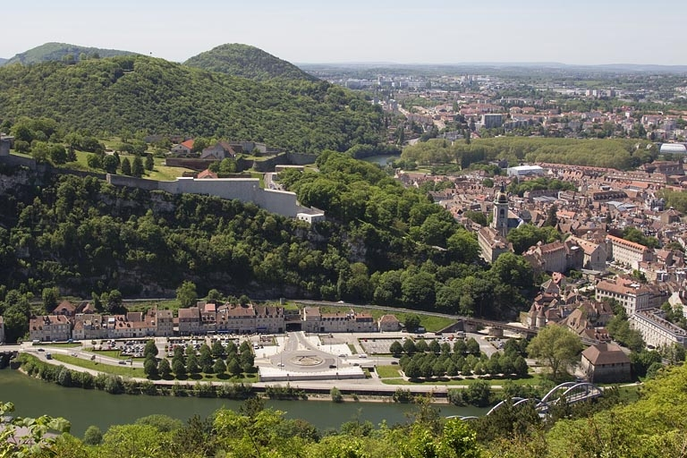 Vue rapprochée du quartier Rivotte, depuis la colline de Bregille. © Yves Sancey / Région Bourgogne-Franche-Comté, Inventaire du patrimoine - 2012