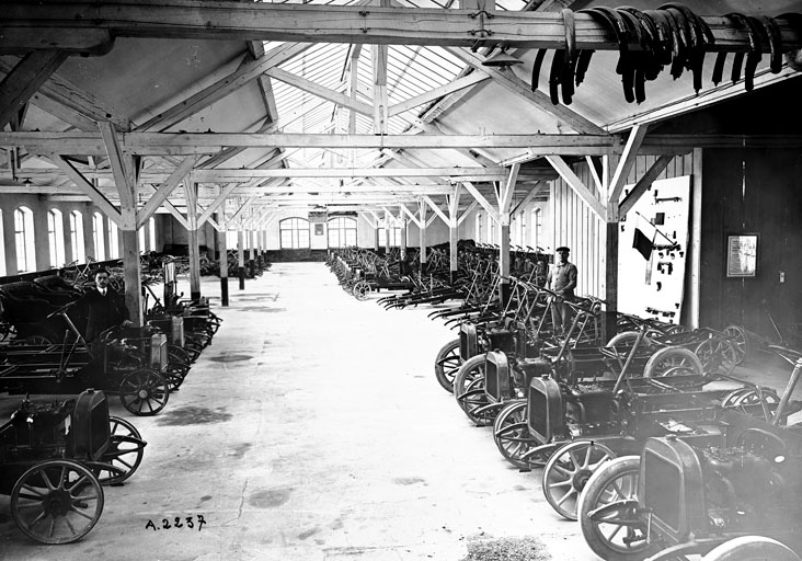 Usine d'Audincourt (?). Véhicules en attente de carrossage. ©  / Région Bourgogne-Franche-Comté, Inventaire du patrimoine - 2012 Usine d'Audincourt (?). Véhicules en attente de carrossage. ©  / Région Bourgogne-Franche-Comté, Inventaire du patrimoine - 2012