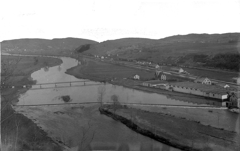 Vue plongeante depuis l'ouest. La passerelle, les cités ouvrières et la partie nord de l'usine. Photogr. Mayer, s.d. [vers 1930]. © Raphaël  Favereaux (reproduction) / Région Bourgogne-Franche-Comté, Inventaire du patrimoine - 2012