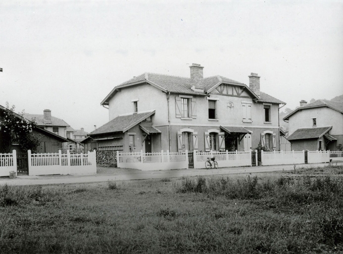 Maison vue de trois quarts. © Raphaël  Favereaux (reproduction) / Région Bourgogne-Franche-Comté, Inventaire du patrimoine - 2012
