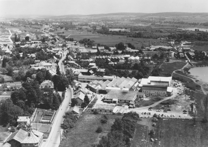 Vue aérienne de l'usine depuis le sud. © Raphaël  Favereaux (reproduction) / Région Bourgogne-Franche-Comté, Inventaire du patrimoine - 2012