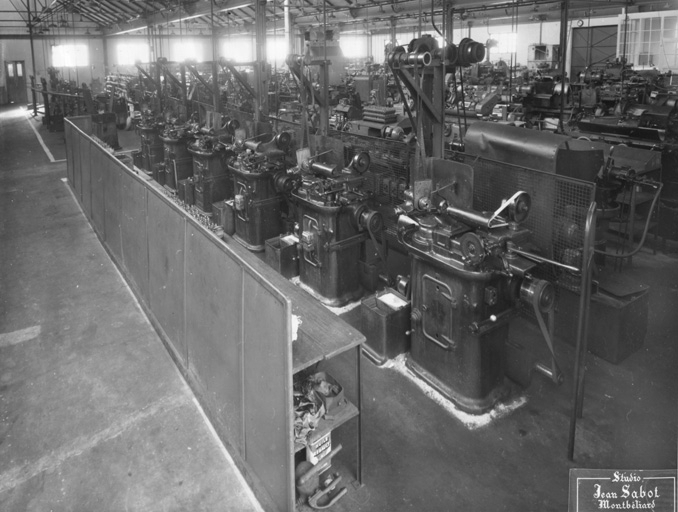 Vue intérieure de l'atelier. Batterie de machines (à décolleter ?). © Raphaël  Favereaux (reproduction), Jean Sabot / Région Bourgogne-Franche-Comté, Inventaire du patrimoine - 2012