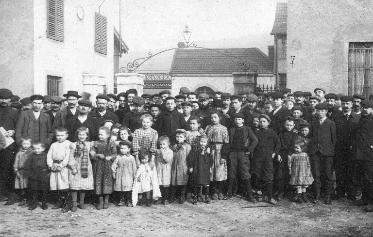 Enfants et ouvriers à la portière centrale de l'usine. © Raphaël  Favereaux (reproduction) / Région Bourgogne-Franche-Comté, Inventaire du patrimoine - 2012 Enfants et ouvriers à la portière centrale de l'usine. © Raphaël  Favereaux (reproduction) / Région Bourgogne-Franche-Comté, Inventaire du patrimoine - 2012
