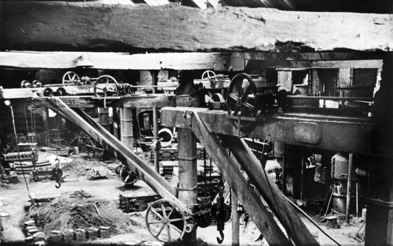 Vue intérieure de l'atelier de fonderie, photogr., vers 1960. © Raphaël Favereaux / Région Bourgogne-Franche-Comté, Inventaire du patrimoine - 2012