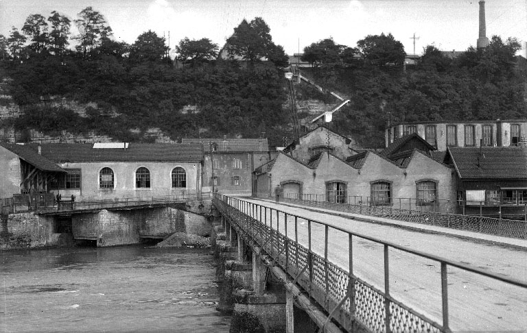 Vue depuis la rive gauche du Doubs. Bâtiments situés à l'extrémité du pont. ©  / Région Bourgogne-Franche-Comté, Inventaire du patrimoine - 2012