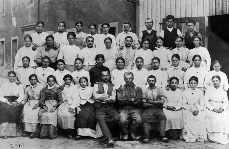 Groupe d'ouvrières de l'atelier des buscs. ©  / Région Bourgogne-Franche-Comté, Inventaire du patrimoine - 2012