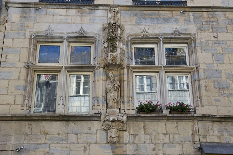 Maison de ville de l'abbaye de la Charité, façade antérieure : détail de la niche. © Yves Sancey / Région Bourgogne-Franche-Comté, Inventaire du patrimoine - 2012