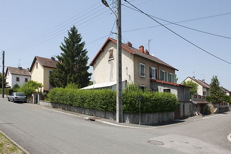 Maisons jumelées rue Robert Aubert. Vue depuis l'est. © Jérôme Mongreville / Région Bourgogne-Franche-Comté, Inventaire du patrimoine - 2012