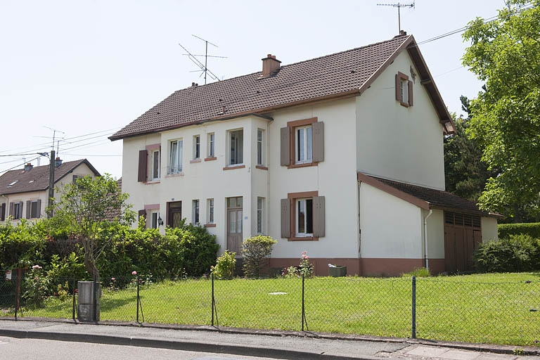 Maison jumelée avec entrées saillantes rue d'Héricourt. Vue de trois quarts © Jérôme Mongreville / Région Bourgogne-Franche-Comté, Inventaire du patrimoine - 2012