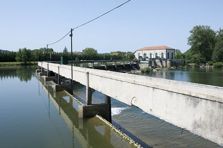 Vue éloignée depuis l'amont du barrage. © Jérôme Mongreville / Région Bourgogne-Franche-Comté, Inventaire du patrimoine - 2012