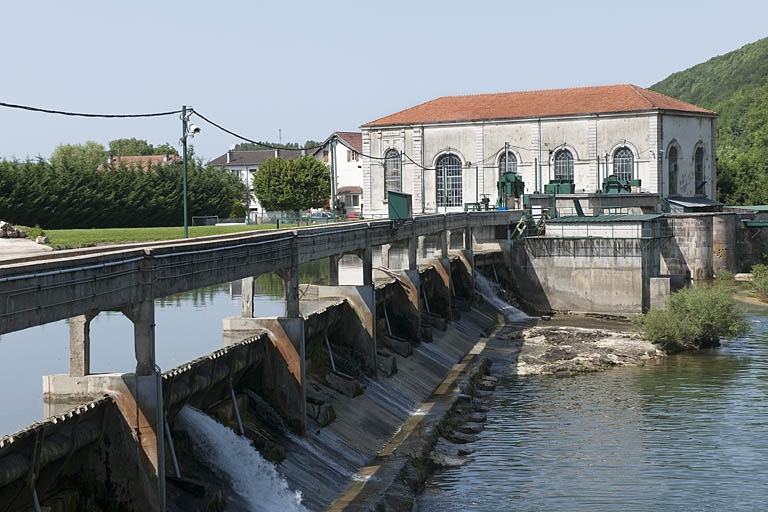 Les déversoirs du barrage et la centrale. © Jérôme Mongreville / Région Bourgogne-Franche-Comté, Inventaire du patrimoine - 2012