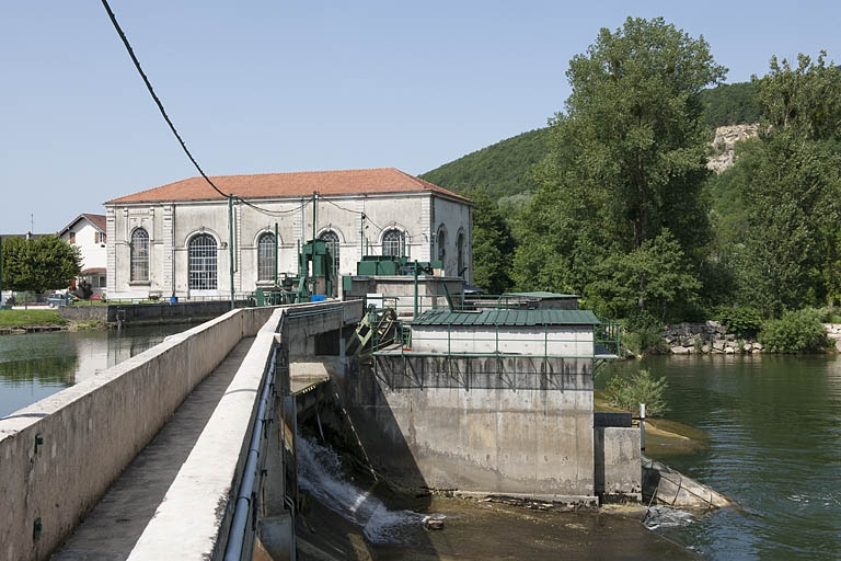 Extrémite nord du barrage et façade sud de la centrale. © Jérôme Mongreville / Région Bourgogne-Franche-Comté, Inventaire du patrimoine - 2012