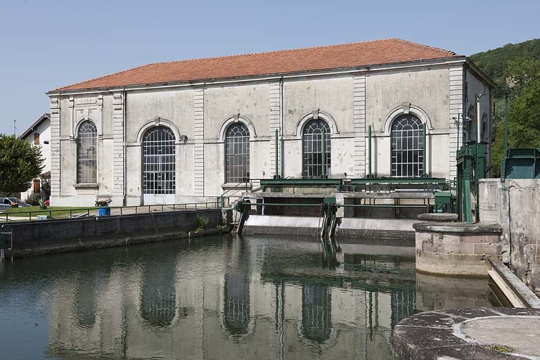 Façade sud de la centrale et prises d'eau. © Jérôme Mongreville / Région Bourgogne-Franche-Comté, Inventaire du patrimoine - 2012