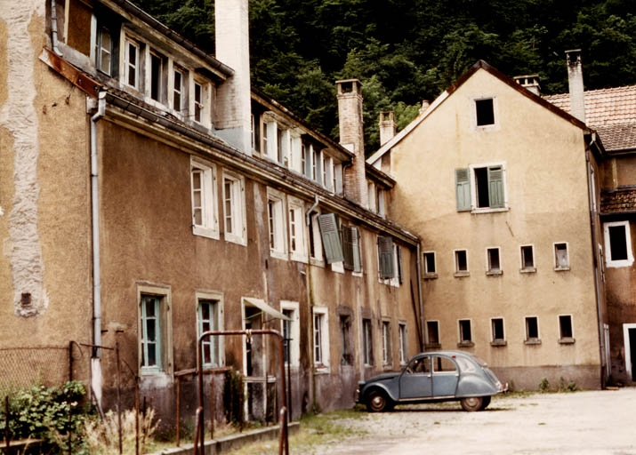 Façade sur cour de l'aile sud. © Mary  Ruffinoni (reproduction) / Région Bourgogne-Franche-Comté, Inventaire du patrimoine - 2012