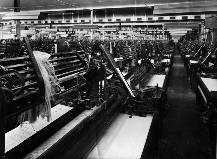 Salle de tissage. Photogr., s.d. [vers 1950]. © Raphaël  Favereaux (reproduction) / Région Bourgogne-Franche-Comté, Inventaire du patrimoine - 2012