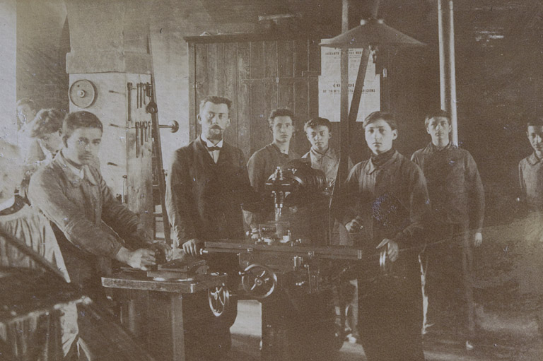 Année scolaire 1908-1909 - Classe d'ébauches et de mécanique [détail centré sur le professeur Octave Prélat]. © Yves Sancey / Région Bourgogne-Franche-Comté, Inventaire du patrimoine - 2012
