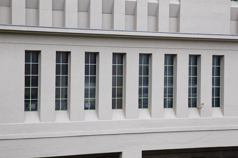 Façade nord. Détail des ouvertures de la salle des commandes. © Yves Sancey / Région Bourgogne-Franche-Comté, Inventaire du patrimoine - 2012