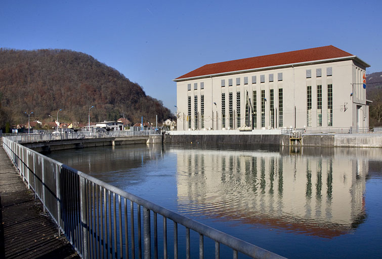 Bassin de retenue et salle des machines depuis le sud. © Yves Sancey / Région Bourgogne-Franche-Comté, Inventaire du patrimoine - 2012